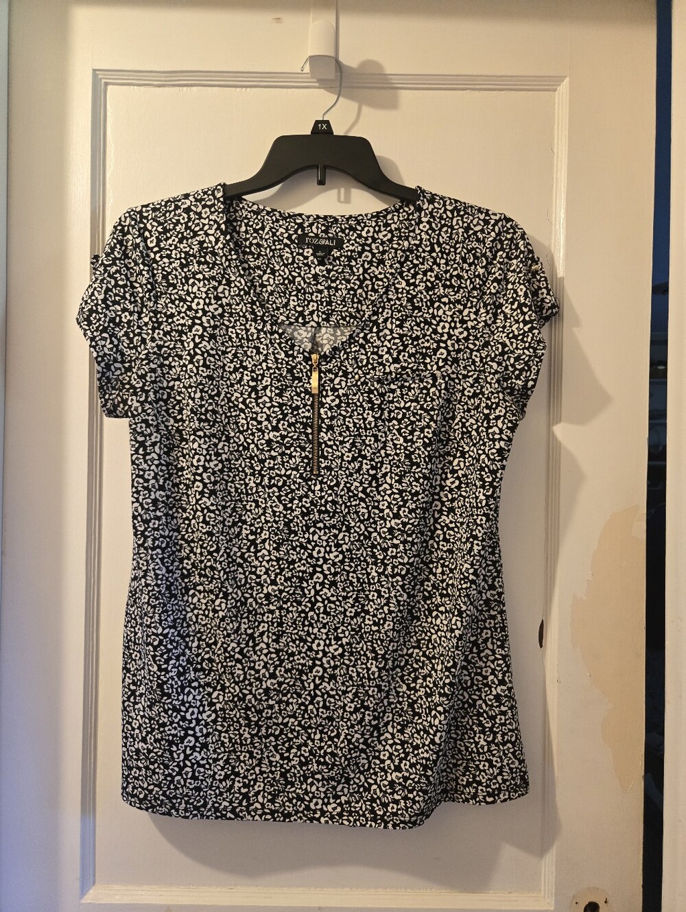 Roz & Ali Black & White Floral Zip-Front Short Sleeve Top